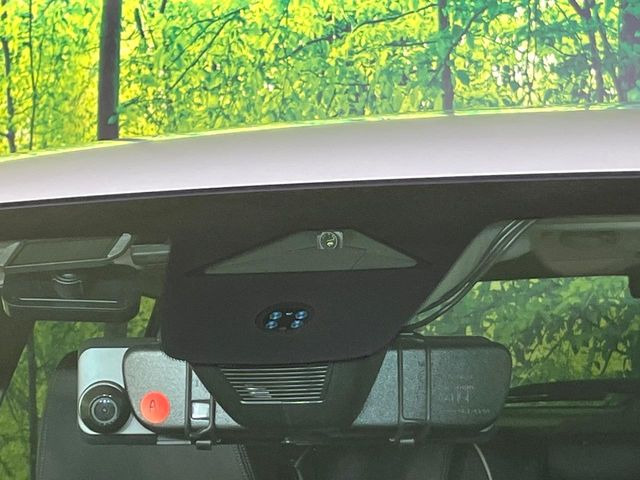 【ホンダセンシング】走行中に前方の車両等を認識し、衝突しそうな時は警報とブレーキで衝突回避と被害軽減をアシスト。より安全にドライブをお楽しみいただけます。