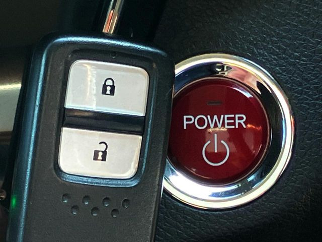 �yHonda�X�}�[�g�L�[�z�J�o����|�P�b�g�ɓ��ꂽ�܂܂ł��h�A�̎{���E�������\�ȃX�}�[�g�L�[�𑕔��B�G���W���̃I���E�I�t�����J�M�����o���K�v����������Ƃ��Ă��֗��ł���