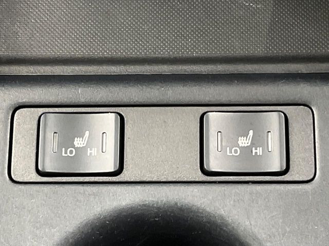 【シートヒーター】寒い日に重宝するシートヒーター!エアコンより早く温まってくれるので寒がりの人も安心ですね♪エアコンの温風は乾燥するから苦手、という方にもをおすすめです。
