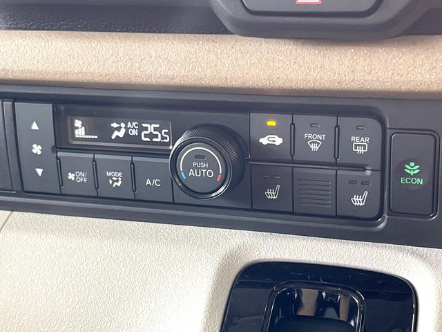 【シートヒーター】寒い日に重宝するシートヒーター!エアコンより早く温まってくれるので寒がりの人も安心ですね♪エアコンの温風は乾燥するから苦手、という方にもをおすすめです。