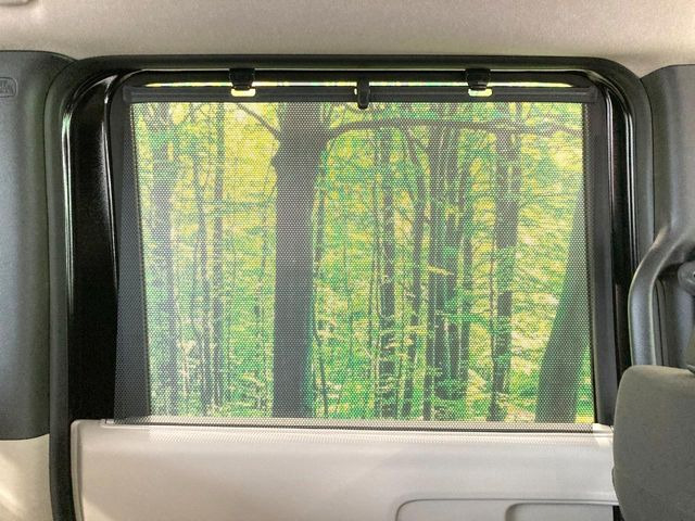 【ロールシェード】日差しや車外からの光が眩しいときにサッと引き出して使える、ロール格納タイプのサンシェードを装備。後席に乗ったお子様がウトウトしだした時など、ぜひご活用ください♪