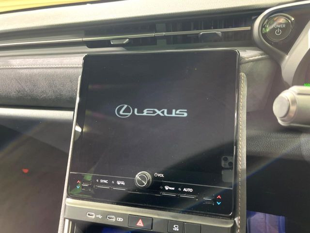 �y9.8�C���` �f�B�X�v���C�I�[�f�B�I�z���ʂ̃f�B�X�v���C��AppleCarPlay��AndroidAuto�����p�\�B�傫�ȉ�ʂŃX�}�z�i�r�A�v���������p���������܂���