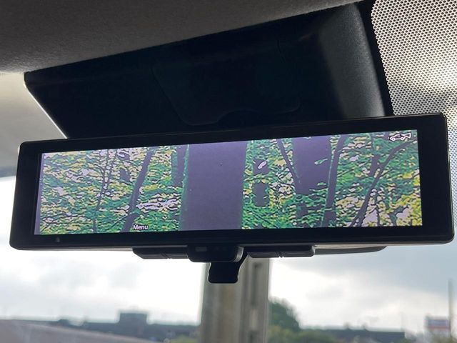 【インテリジェントルームミラー】後席の大きな荷物や同乗者で後方が確認しづらい時でも安心!カメラが撮影した車両後方の映像をルームミラー内に表示。クリアな視界で状況の確認が可能です!