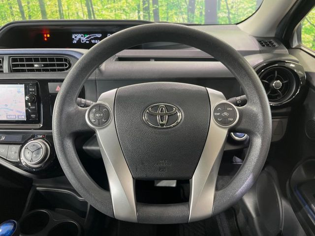 �C���e���A�ɍ��킹���f�U�C���̃X�e�A�����O�́A�^�]�������̂��Ƃ��l���A�^�]���₷���`��A�傫���ł��B�����x�A���ۂɐG���Ă��m���߂��������B