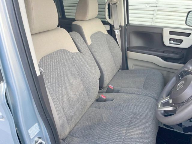 運転席まわりには十分なスペースがあり、大柄な方でもゆったり運転していただける環境です。