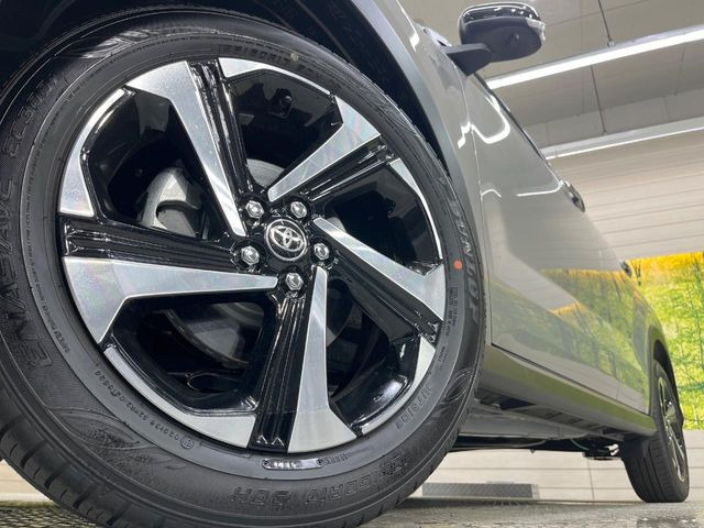 【純正アルミホイール】デザイン性の高い純正アルミホイールを装着しております。各種社外アルミホイールや、スタッドレスタイヤも取扱いしております。是非ご相談ください♪