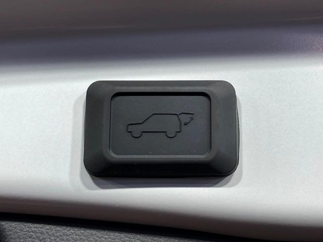 【パワーバックドア】スマートキーや運転席のボタンを押すだけでリアゲートが自動で開閉します!荷物を持っている時や、高い位置にあるバックドアを閉める際に便利な機能です♪