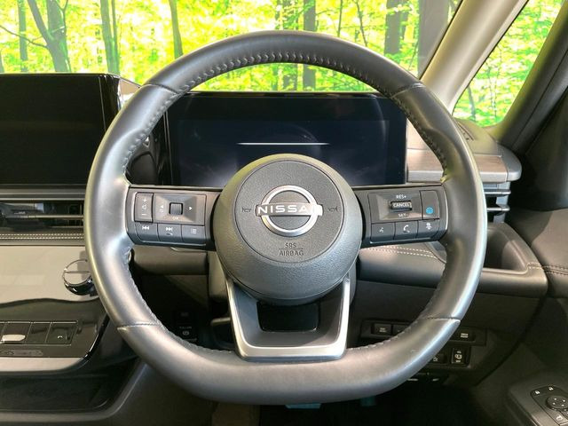 �C���e���A�ɍ��킹���f�U�C���̃X�e�A�����O�́A�^�]�������̂��Ƃ��l���A�^�]���₷���`��A�傫���ł��B�����x�A���ۂɐG���Ă��m���߂��������B