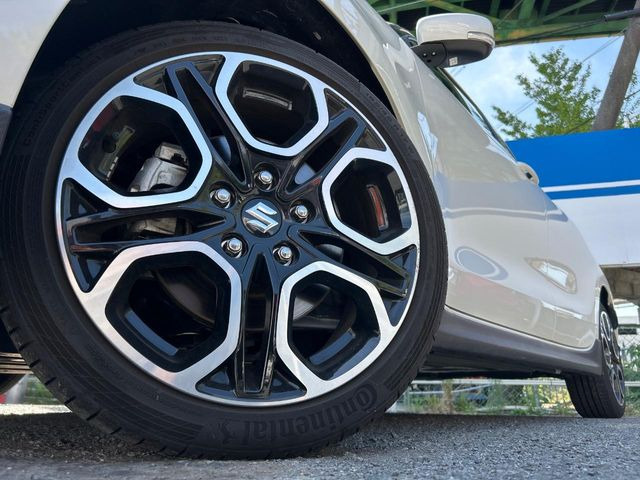 �y����17�C���`�A���~�z�C�[���z�O�ςɃ}�b�`���������A���~�z�C�[���𑕒����Ă���܂��B�e��ЊO�A���~�z�C�[����A�X�^�b�h���X�^�C�����戵�����Ă���܂��B���񂲑��k����������