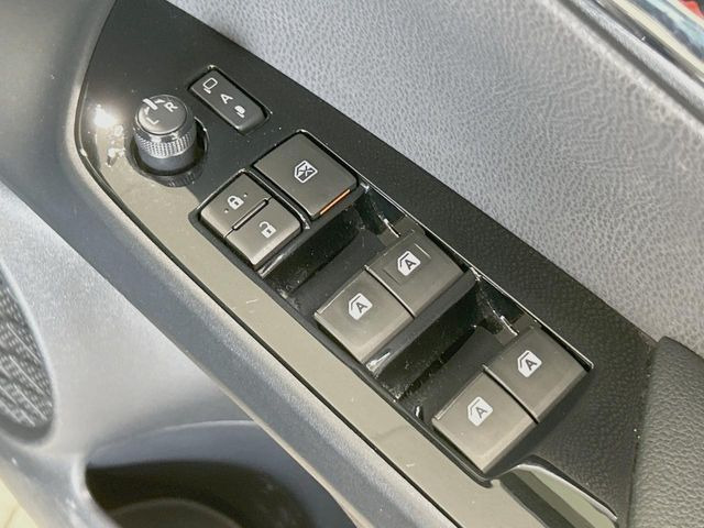 【電動格納ミラー】サイドミラーは電動格納式となっており、狭い駐車場でもキズがつくリスクを抑えられます。