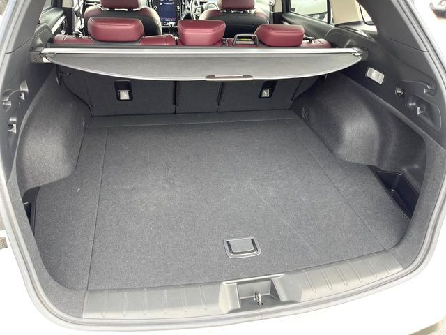 積み下ろしのしやすいデッキにはたっぷりと荷物を積み込んでいただけます。遊びから仕事まで、様々なシーンで頼れます♪