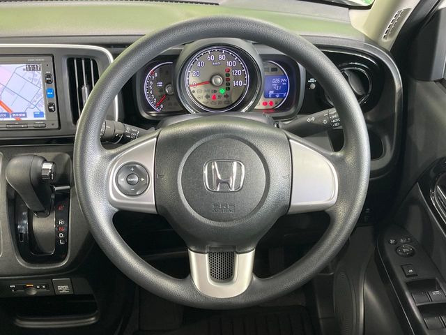 �C���e���A�ɍ��킹���f�U�C���̃X�e�A�����O�́A�^�]�������̂��Ƃ��l���A�^�]���₷���`��A�傫���ł��B�����x�A���ۂɐG���Ă��m���߂��������B