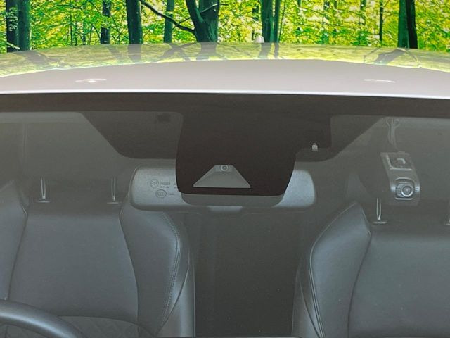 【プリクラッシュセーフティ】前方の車両等を検知し、衝突しそうな時は警報で注意を促し、ブレーキを踏む力をサポート。ブレーキを踏めなかった場合は衝突被害軽減ブレーキが作動、衝突回避をサポートします。