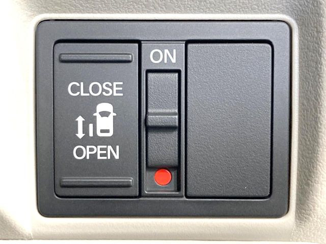 【パワースライドドア】スマートキーや運転席のスイッチでスライドドアの開閉が可能♪電動だから力を入れてドアを開ける必要が無く、小さいお子様でも、重い荷物を持っている時もラクに開け閉めできます♪