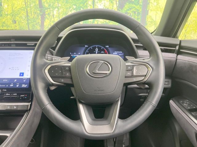 �C���e���A�ɍ��킹���f�U�C���̃X�e�A�����O�́A�^�]�������̂��Ƃ��l���A�^�]���₷���`��A�傫���ł��B�����x�A���ۂɐG���Ă��m���߂��������B