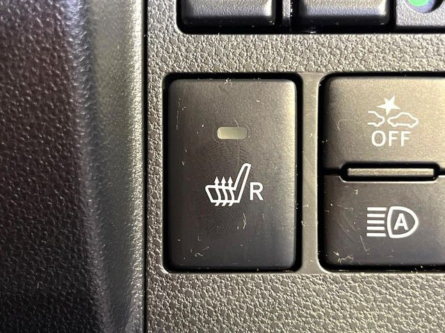 【シートヒーター】寒い日に重宝するシートヒーター!エアコンより早く温まってくれるので寒がりの人も安心ですね♪エアコンの温風は乾燥するから苦手、という方にもをおすすめです。