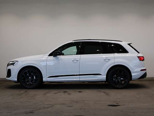 Q755 TFSI クワトロ Sライン 4WD