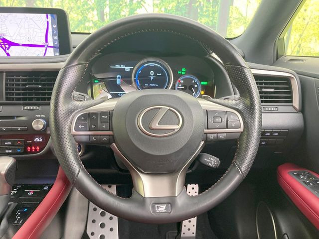 �C���e���A�ɍ��킹���f�U�C���̃X�e�A�����O�́A�^�]�������̂��Ƃ��l���A�^�]���₷���`��A�傫���ł��B�����x�A���ۂɐG���Ă��m���߂��������B