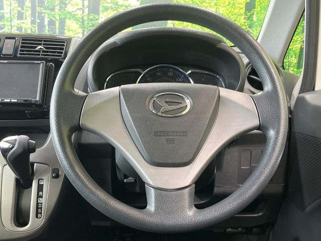 インテリアに合わせたデザインのステアリングは、運転される方のことも考え、運転しやすい形状、大きさです。是非一度、実際に触ってお確かめください。