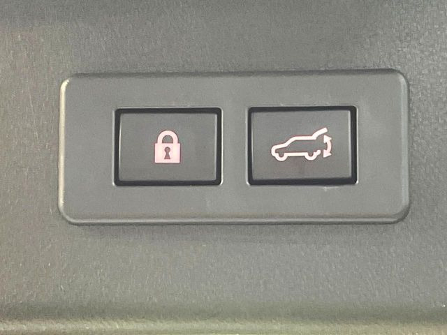 【パワーバックドア】スマートキーや運転席のボタンを押すだけでリアゲートが自動で開閉します!荷物を持っている時や、高い位置にあるバックドアを閉める際に便利な機能です♪
