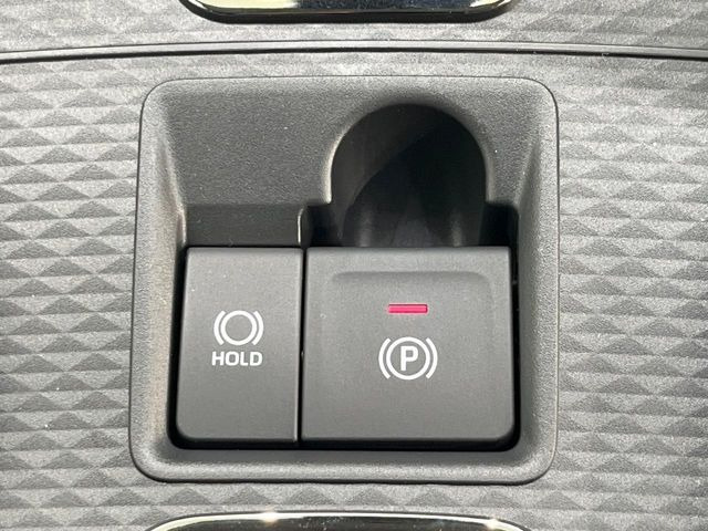 【電動パーキングブレーキ】パーキングブレーキは便利な電動式!ボタン一つで操作でき、アクセルを踏めば自動で解除されます