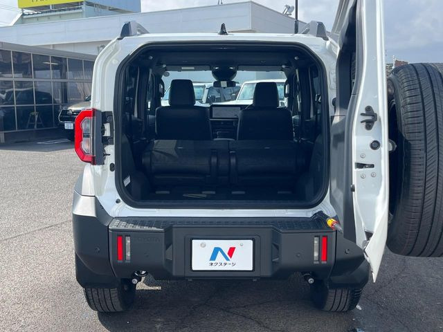 ���i�̂���������ʋ΁A���}���ɏ\���ȉ׎��X�y�[�X���m�ۂ��Ă���܂��B�Z�J���h�V�[�g��|���ƁA�傫�ȉו��̐ύڂ��\�ł���