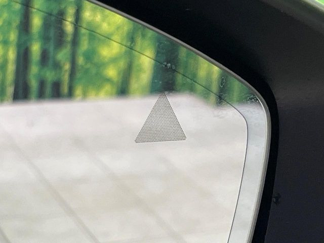 【ブラインドスポットモニタリング】走行中、ドアミラーの死角になりやすい箇所に後続車が接近するとサイドミラー付近に警告を表示、ドライバーに注意喚起をしてくれます。