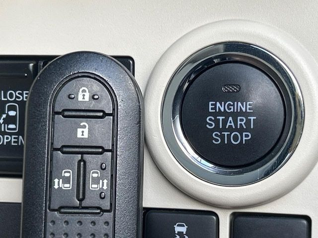【キーフリーシステム】カバンやポケットに入れたままでもドアの施錠・解錠が可能なスマートキーを装備。エンジンのオン・オフ時もカギを取り出す必要が無いからとっても便利です♪