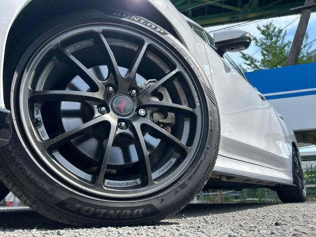 �ySTI�I�v�V����18�C���`�A���~�z�C�[���z�����I�v�V�����z�C�[���𑕒��B���s���\�̌���ɉ����A�O�ς����X�^�C���b�V���ɂȂ��Ă��܂��B