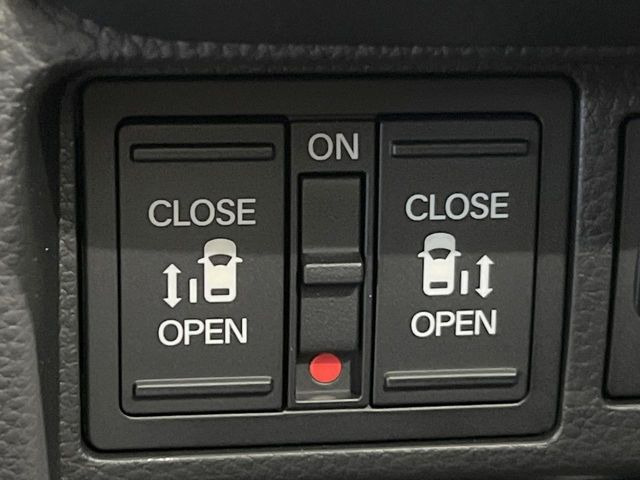 【両側パワースライドドア】スマートキーや運転席のスイッチで後席両側スライドドアの開閉が可能♪電動だから力を入れてドアを開ける必要が無く、小さなお子様でも簡単に開け閉めでき快適です♪