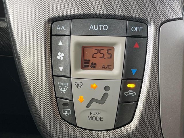 【オートエアコン】一度お好みの温度に設定すれば、車内の温度を検知し風量や温度を自動で調整。暑い&hellip;寒い&hellip;と何度もスイッチ操作をする必要はありません。快適な車内空間には必須の機能ですね♪
