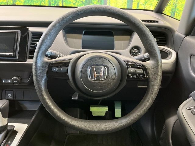 �C���e���A�ɍ��킹���f�U�C���̃X�e�A�����O�́A�^�]�������̂��Ƃ��l���A�^�]���₷���`��A�傫���ł��B�����x�A���ۂɐG���Ă��m���߂��������B