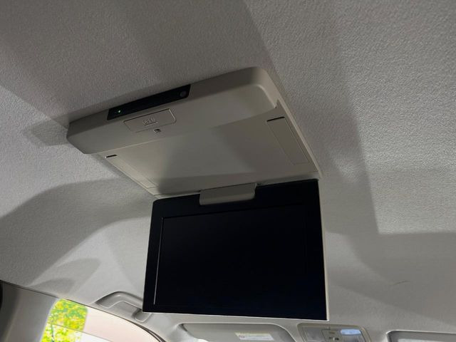 【フリップダウンモニター】大画面モニターで後席でもエンタメをお楽しみいただけます。小さなお子様にも大人気の装備です♪