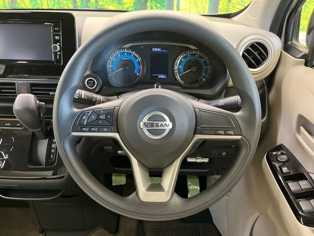 �C���e���A�ɍ��킹���f�U�C���̃X�e�A�����O�́A�^�]�������̂��Ƃ��l���A�^�]���₷���`��A�傫���ł��B�����x�A���ۂɐG���Ă��m���߂��������B