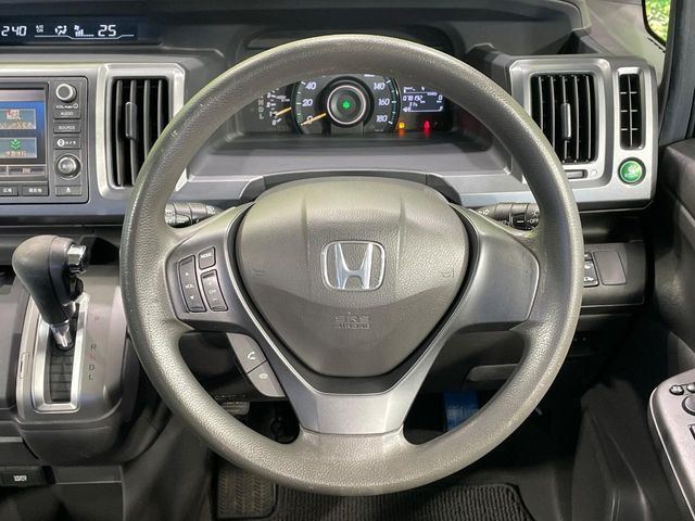 �C���e���A�ɍ��킹���f�U�C���̃X�e�A�����O�́A�^�]�������̂��Ƃ��l���A�^�]���₷���`��A�傫���ł��B�����x�A���ۂɐG���Ă��m���߂��������B