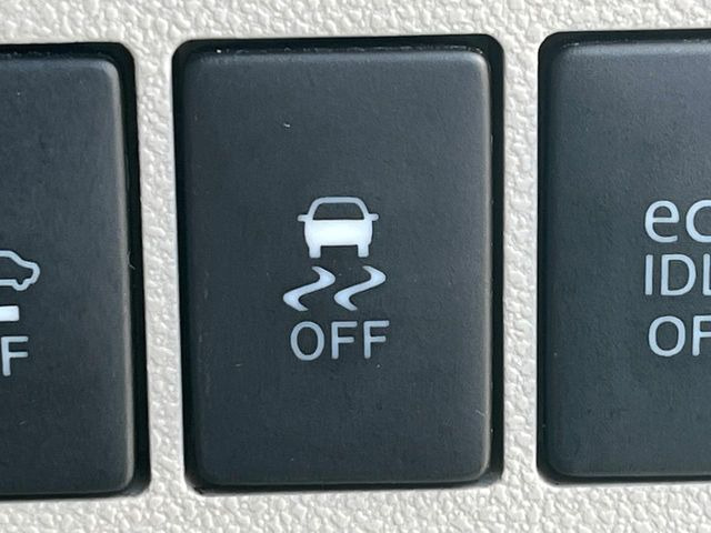 【横滑り防止装置】車両の横滑りを感知すると、自動的に車両の進行方向を保つように車両を制御します。雨の日など滑りやすい路面状況でも安全な運転が可能です。