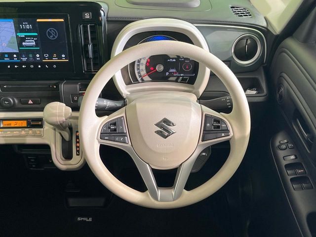 �C���e���A�ɍ��킹���f�U�C���̃X�e�A�����O�́A�^�]�������̂��Ƃ��l���A�^�]���₷���`��A�傫���ł��B�����x�A���ۂɐG���Ă��m���߂��������B