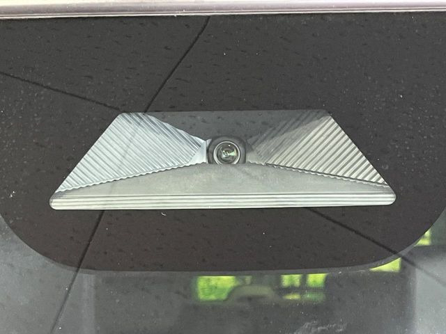 【ホンダセンシング】走行中に前方の車両等を認識し、衝突しそうな時は警報とブレーキで衝突回避と被害軽減をアシスト。より安全にドライブをお楽しみいただけます。