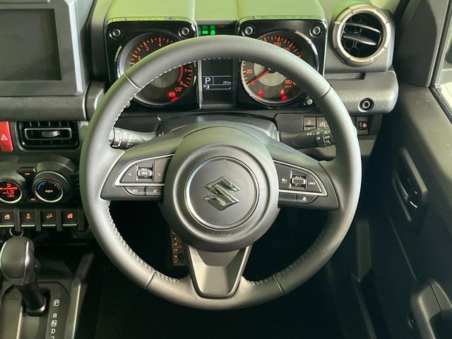 �C���e���A�ɍ��킹���f�U�C���̃X�e�A�����O�́A�^�]�������̂��Ƃ��l���A�^�]���₷���`��A�傫���ł��B�����x�A���ۂɐG���Ă��m���߂��������B