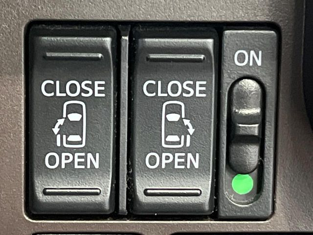 【両側パワースライドドア】スマートキーや運転席のスイッチで後席両側スライドドアの開閉が可能♪電動だから力を入れてドアを開ける必要が無く、小さなお子様でも簡単に開け閉めでき快適です♪