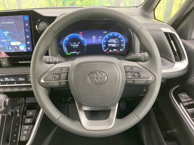 �C���e���A�ɍ��킹���f�U�C���̃X�e�A�����O�́A�^�]�������̂��Ƃ��l���A�^�]���₷���`��A�傫���ł��B�����x�A���ۂɐG���Ă��m���߂��������B