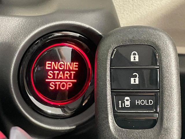 �yHonda�X�}�[�g�L�[�z�J�o����|�P�b�g�ɓ��ꂽ�܂܂ł��h�A�̎{���E�������\�ȃX�}�[�g�L�[�𑕔��B�G���W���̃I���E�I�t�����J�M�����o���K�v����������Ƃ��Ă��֗��ł���