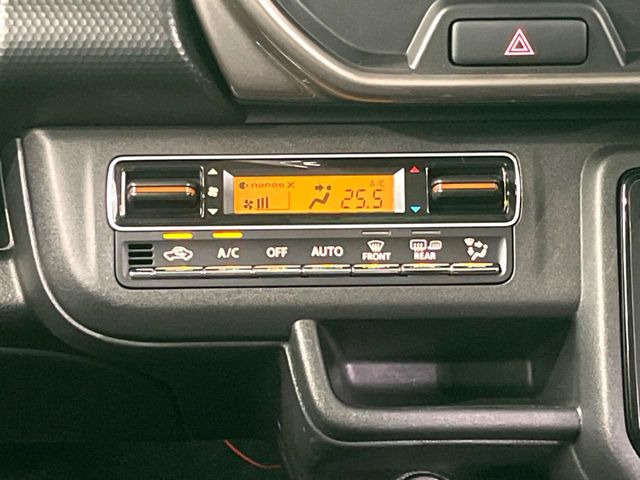 【オートエアコン】一度お好みの温度に設定すれば、車内の温度を検知し風量や温度を自動で調整。暑い&hellip;寒い&hellip;と何度もスイッチ操作をする必要はありません。快適な車内空間には必須の機能ですね♪