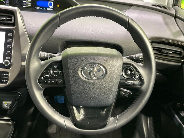 【純正革巻きステアリング】上質な革を使用することで、手にしっかり馴染みとても運転しやすいハンドルです♪