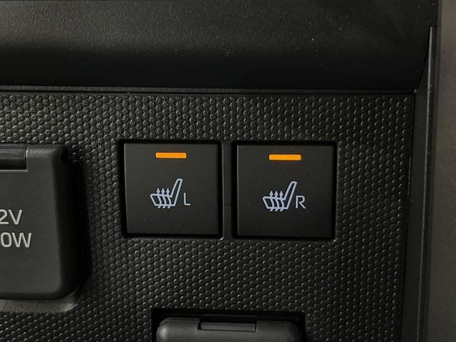 【シートヒーター】寒い日に重宝するシートヒーター!エアコンより早く温まってくれるので寒がりの人も安心ですね♪エアコンの温風は乾燥するから苦手、という方にもをおすすめです。