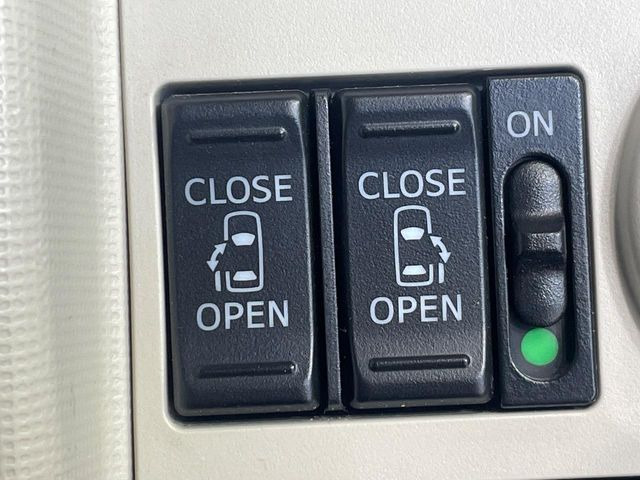 【両側パワースライドドア】スマートキーや運転席のスイッチで後席両側スライドドアの開閉が可能♪電動だから力を入れてドアを開ける必要が無く、小さなお子様でも簡単に開け閉めでき快適です♪