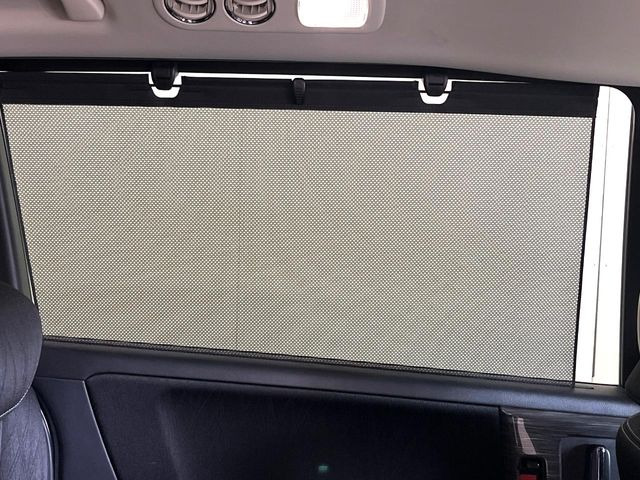【ロールシェード】日差しや車外からの光が眩しいときにサッと引き出して使える、ロール格納タイプのサンシェードを装備。後席に乗ったお子様がウトウトしだした時など、ぜひご活用ください♪