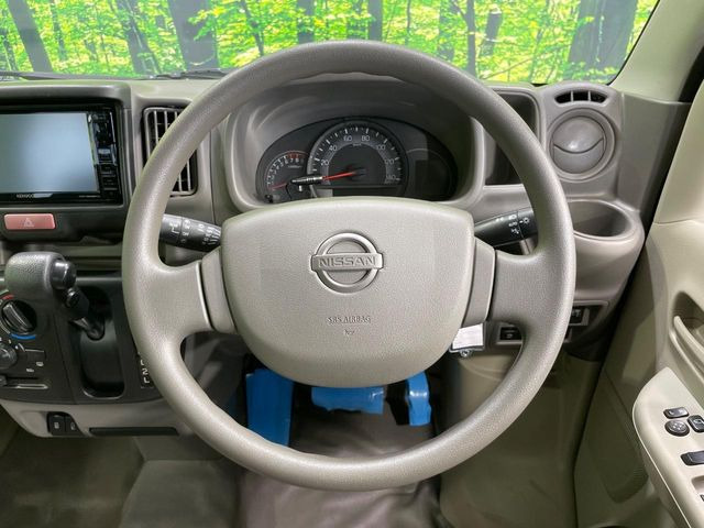 �C���e���A�ɍ��킹���f�U�C���̃X�e�A�����O�́A�^�]�������̂��Ƃ��l���A�^�]���₷���`��A�傫���ł��B�����x�A���ۂɐG���Ă��m���߂��������B