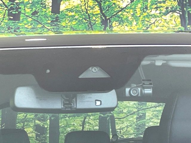 【スマートシティブレーキサポート】低速走行中に前方の車両等を認識し、衝突しそうな時は警報とブレーキで衝突回避と被害軽減をアシスト。より安全にドライブをお楽しみいただけます。