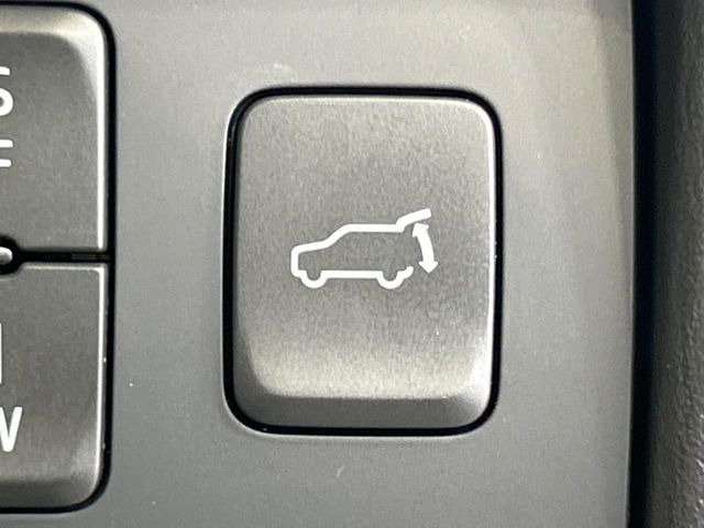 【パワーバックドア】スマートキーや運転席のボタンを押すだけでリアゲートが自動で開閉します!荷物を持っている時や、高い位置にあるバックドアを閉める際に便利な機能です♪